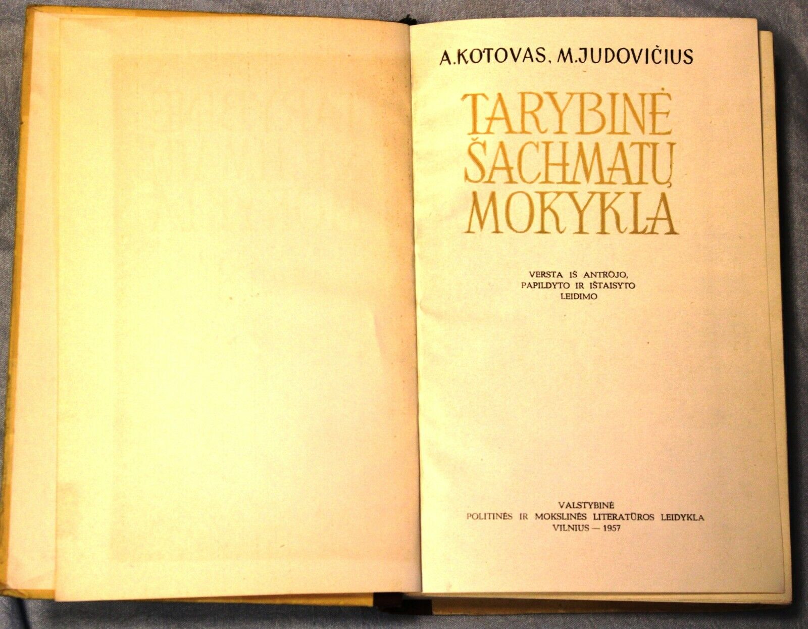 11693.Soviet Chess Book in Lithuanian. Soviet chess school. Kotov. Vilnius 1957